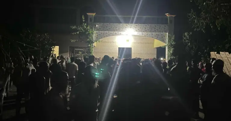 ঘটনাস্থলে স্থানীয়দের ভিড়